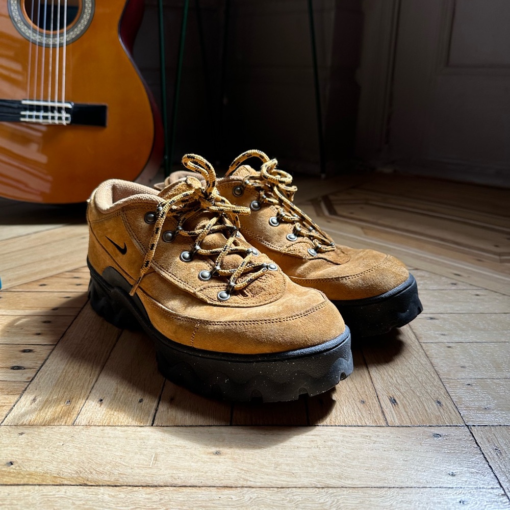 Nike Lahar Low in Wheat